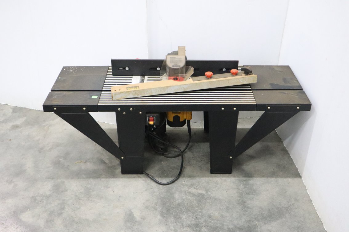 Router Table With Dewalt Router