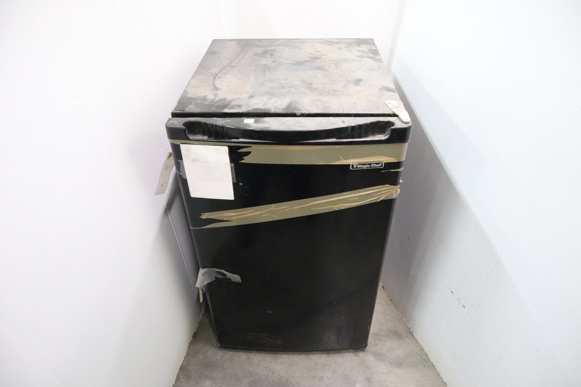Magic Chef Dorm Fridge, Needs Cleaned