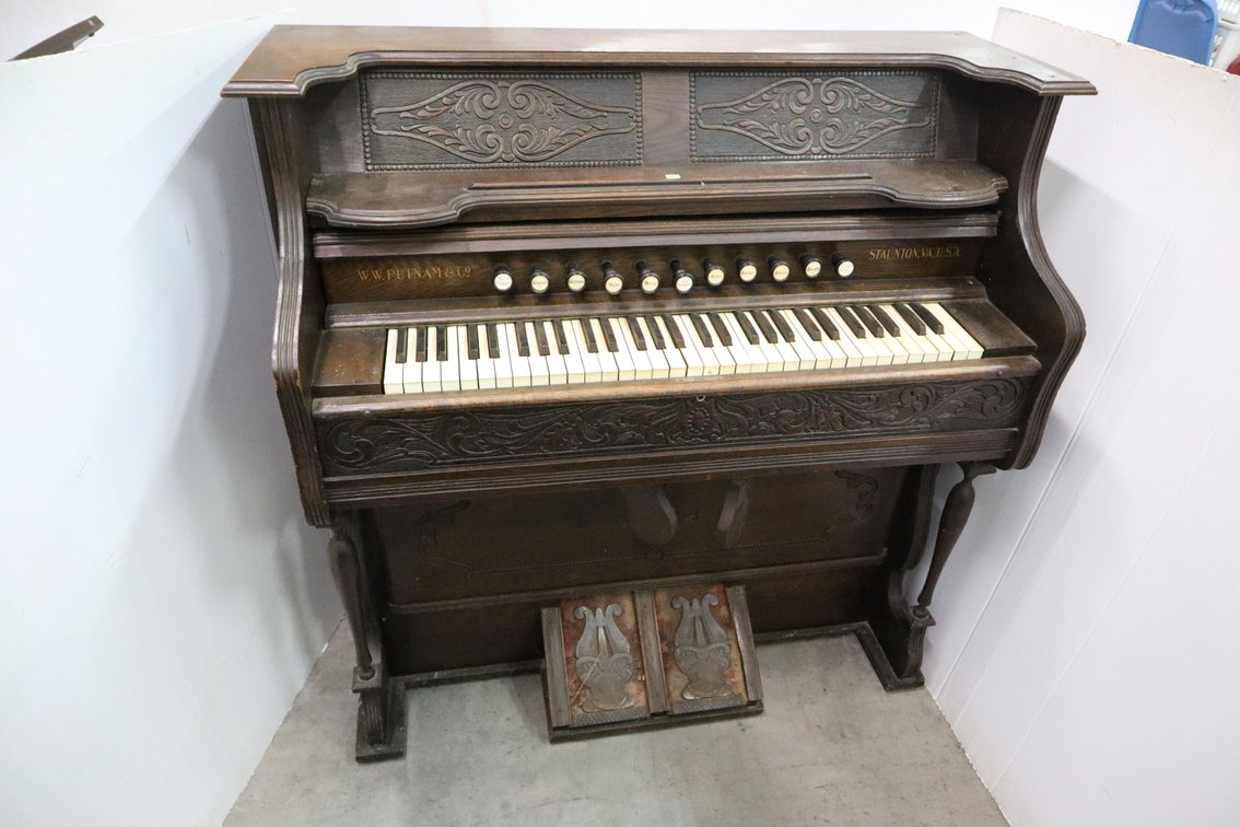 W.W..Putnam & Co Antique Pump Organ