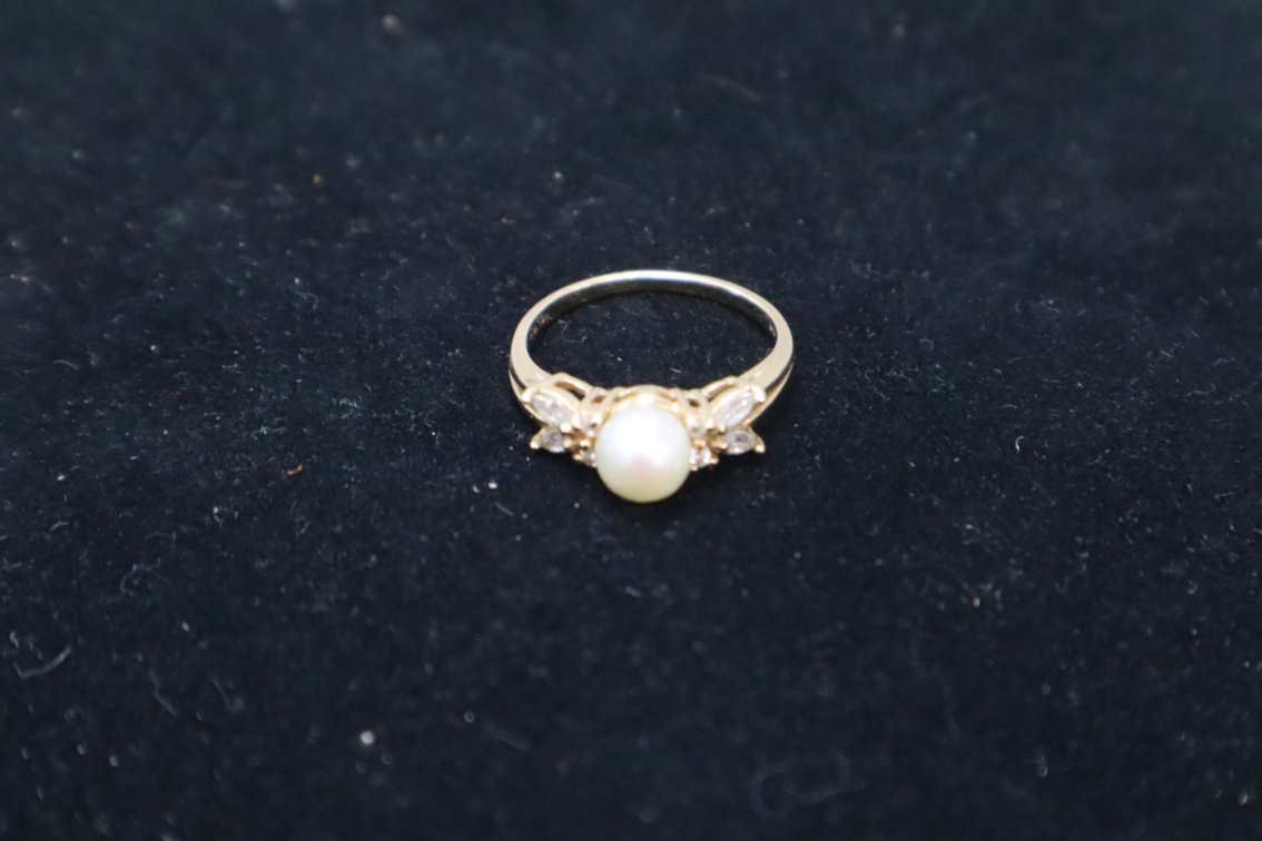 Gold Ring With Pearl