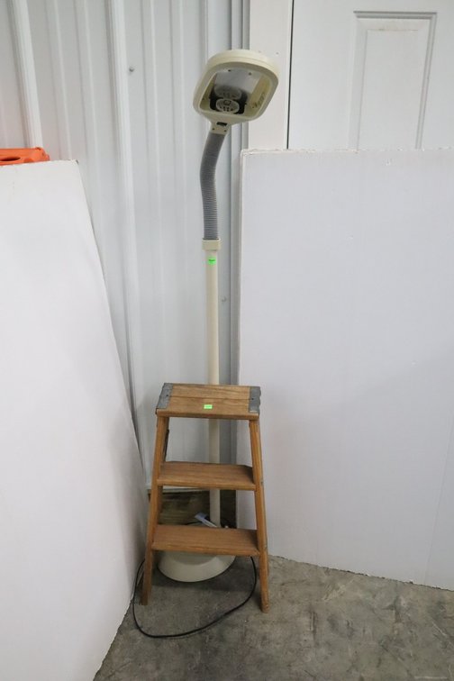 2 Foot Ladder And Adjust Adjustable Lamp