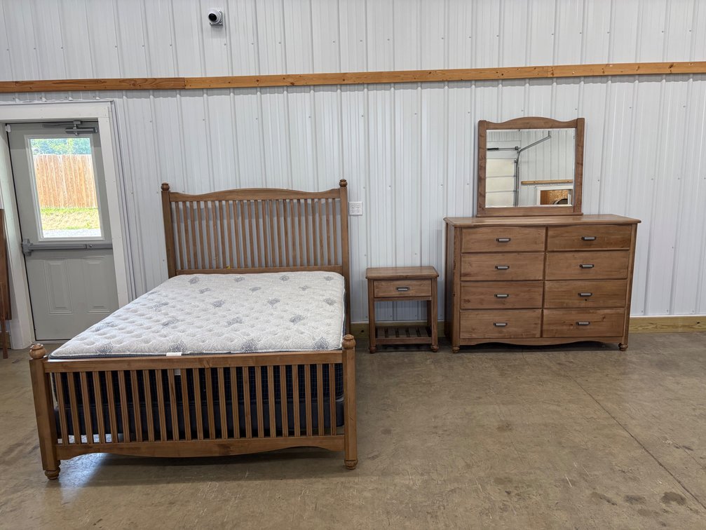Maple Queen Bedroom Set