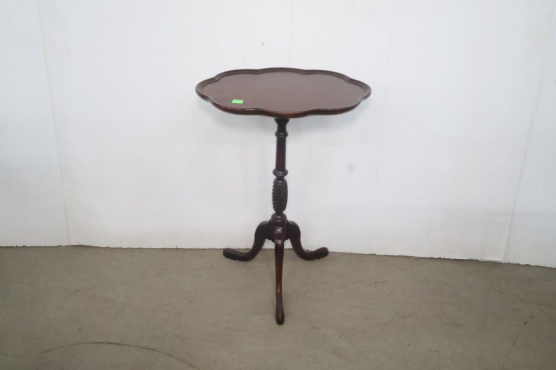 Scalloped Edge Accent Table