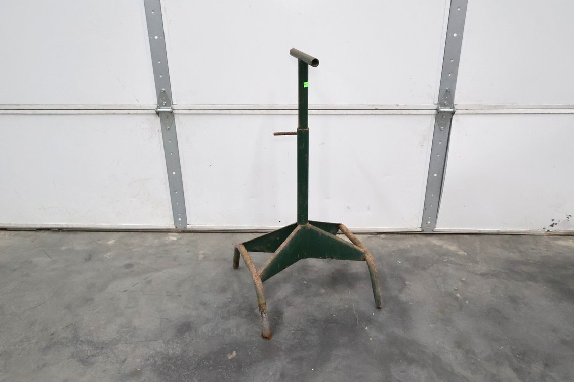 Metal Shop Stand