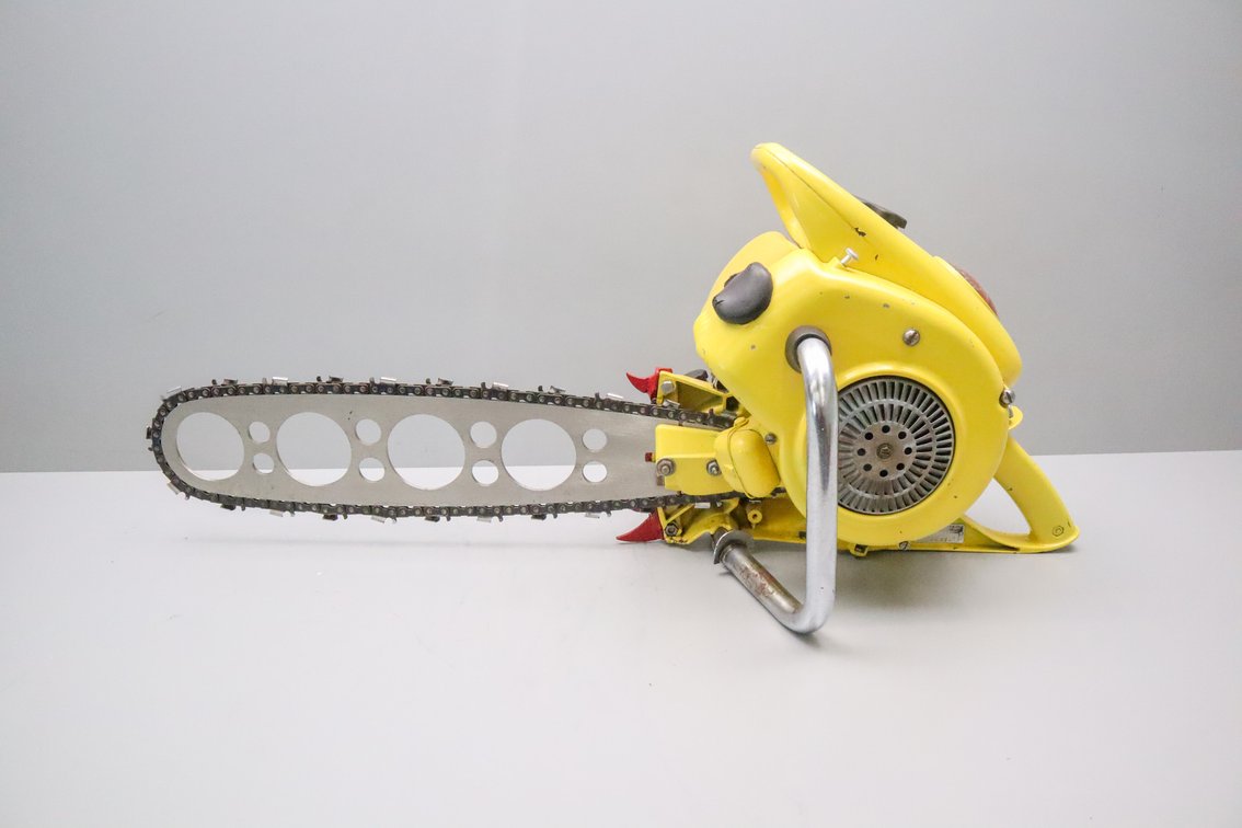 McCulloch Motors 2 button, original glass carb Chainsaw