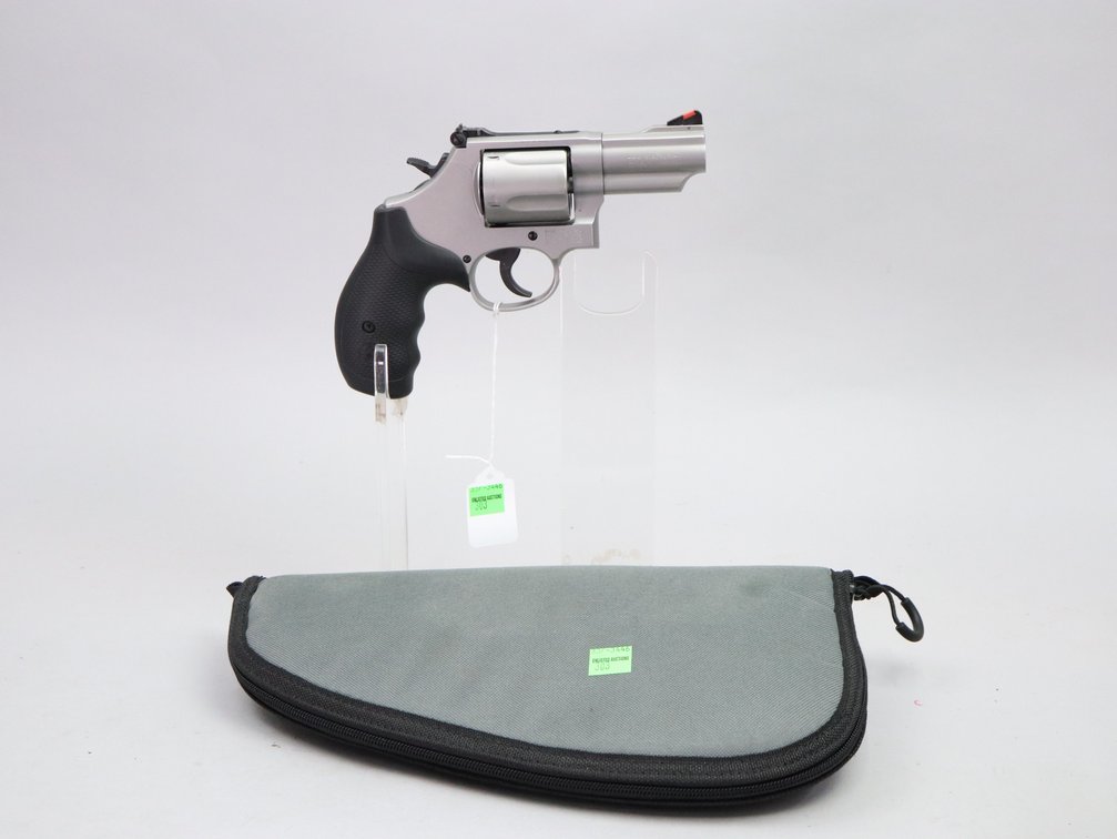 Smith & Wesson, 69, 44 Mag