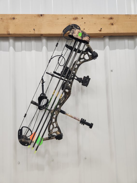 Bear Pledge Compound Bow with Sight, Stabilizer, Quiver and Arrows