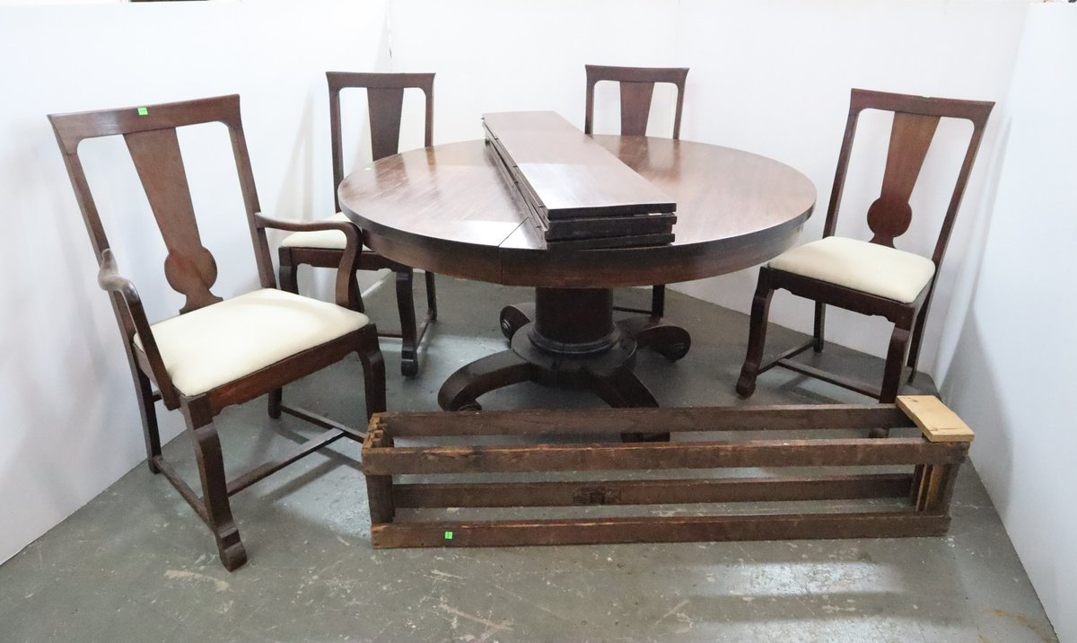 Round Kitchen Table With Four Leaves