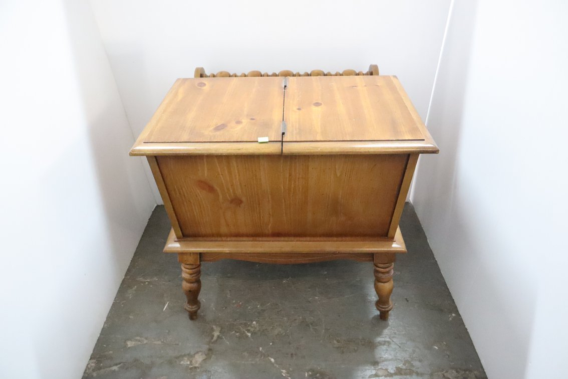 End Table / Magazine Rack