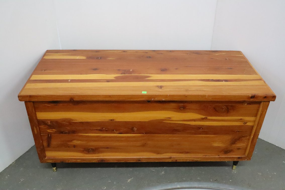 Cedar Chest With Tray