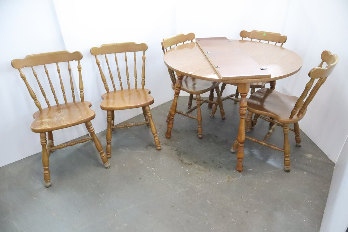 Round Kitchen Table With Extension Leaf