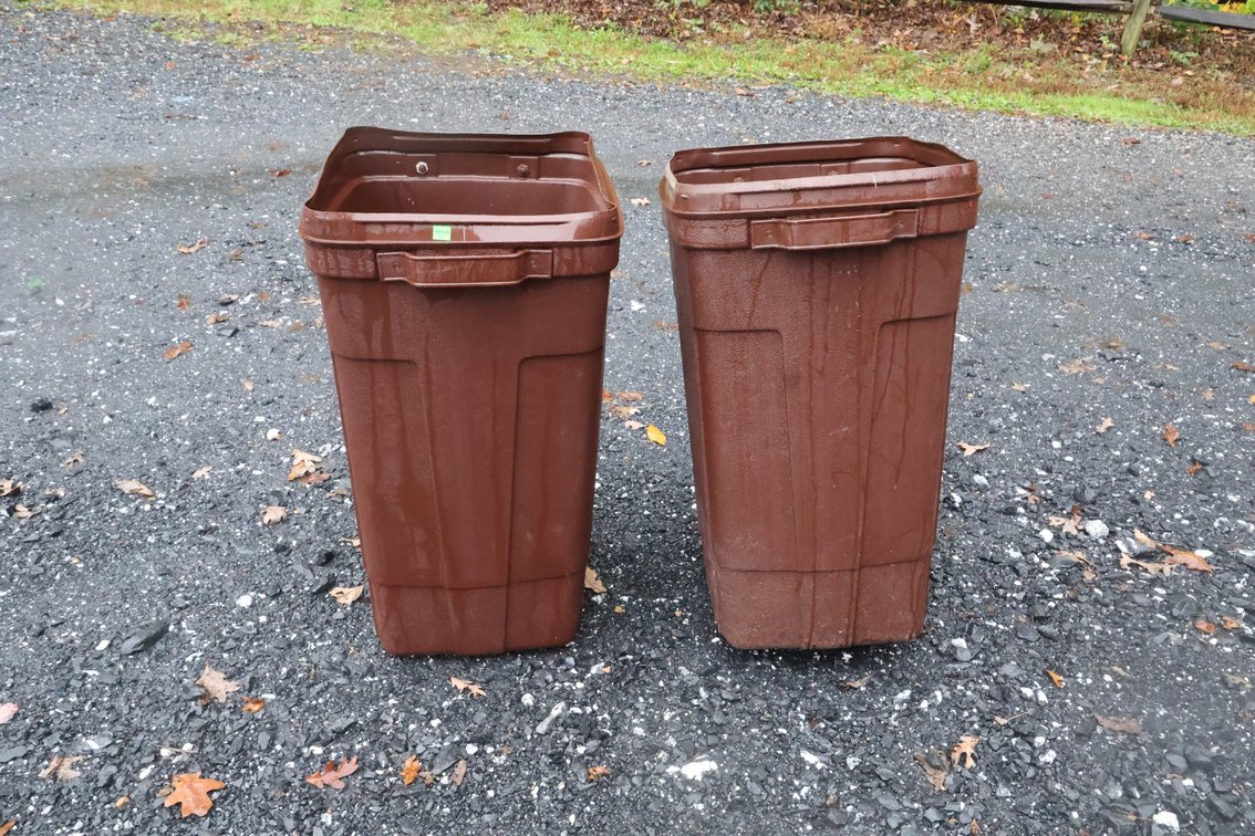 Trash Cans with Lids