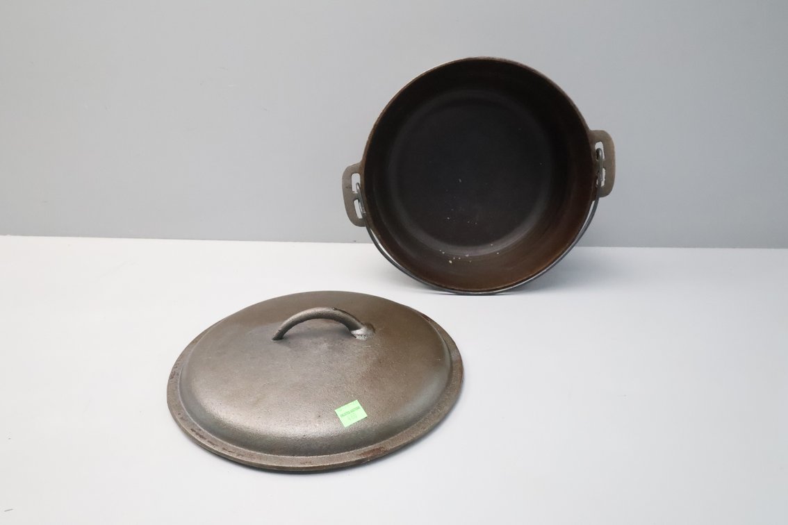 Cast Iron Dutch Oven