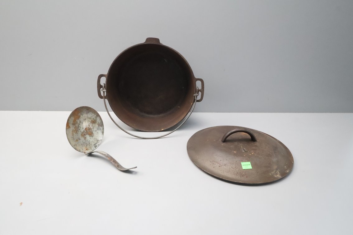 Cast Iron Dutch Oven