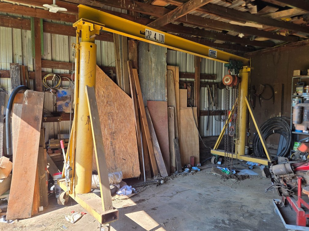 Gantry crane, (2) chain hoists