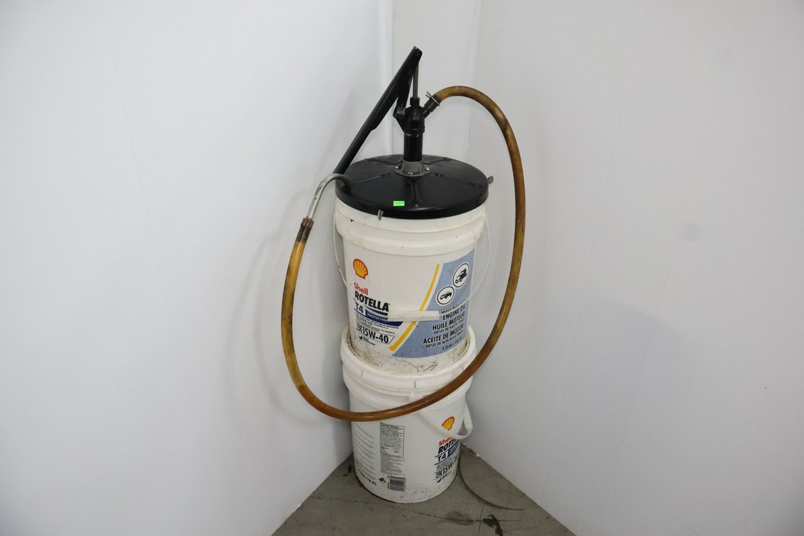 Engine Oil With Hand Pump