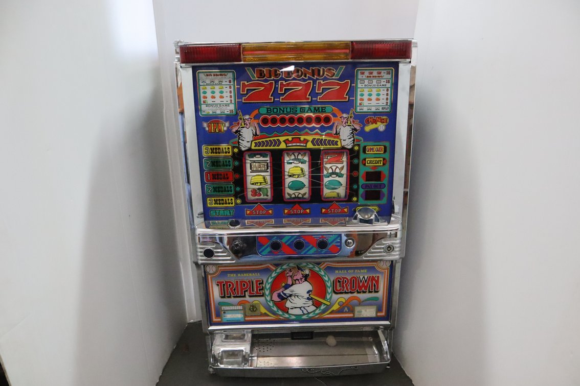 Triple Crown Slot Machine Game
