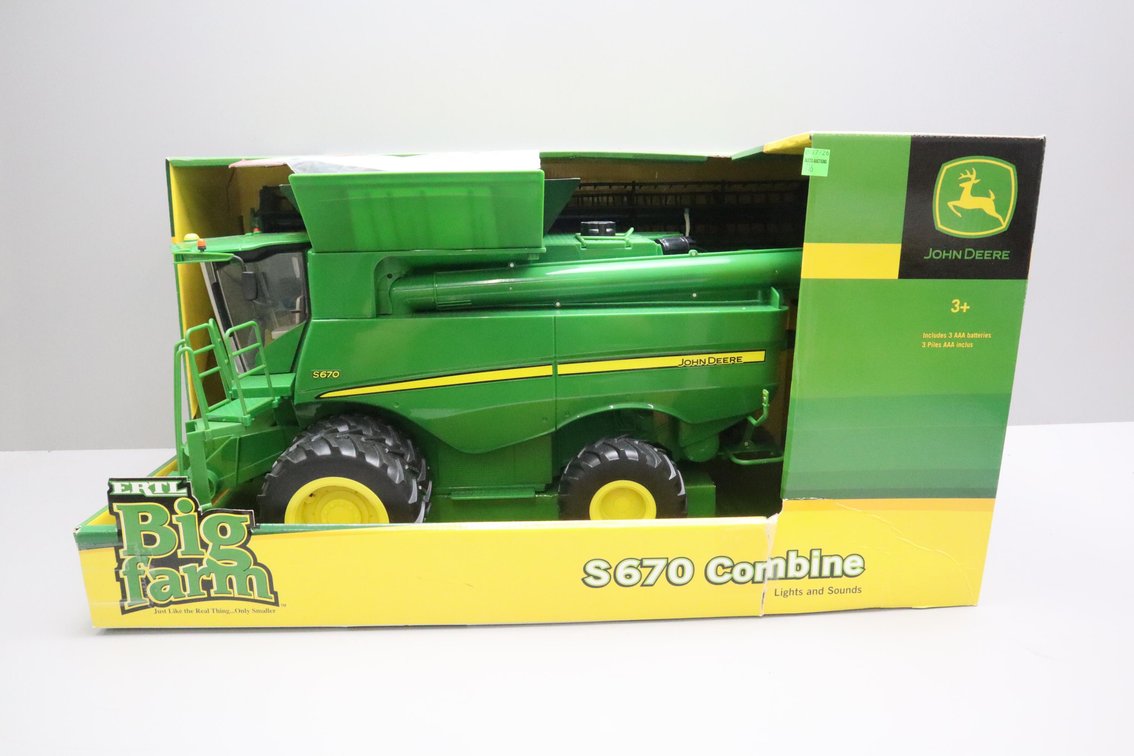 John Deere S670 Combine