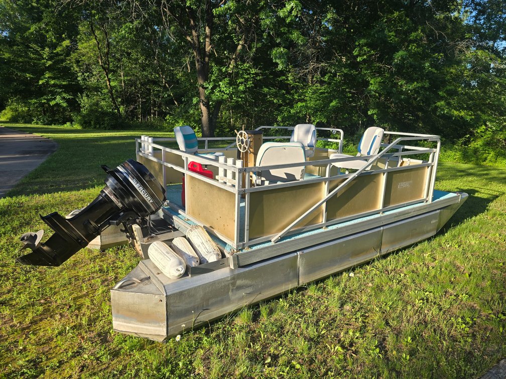 Nationwide Industries Model 1712 17 Ft. Pontoon.