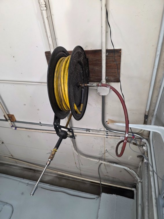 Pneumatic Retractable Hose Reel.