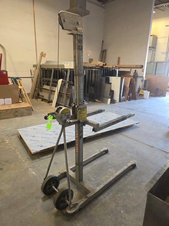 Vermette Machine Company 512A Manually Operated Material Lift