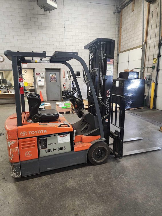 Toyota Model 7FBEU18 36 Volt Electric Forklift
