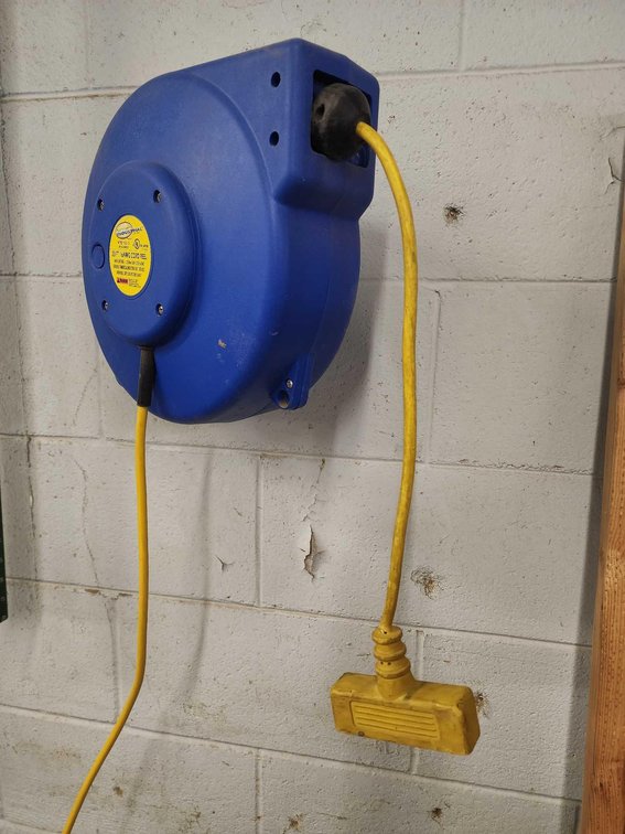 Northern Industrial Model NTE 163-S 33Ft 16AWG Wall Mounted Cord Reel