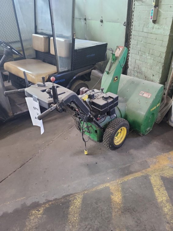 John Deere TRS 32 Snowblower