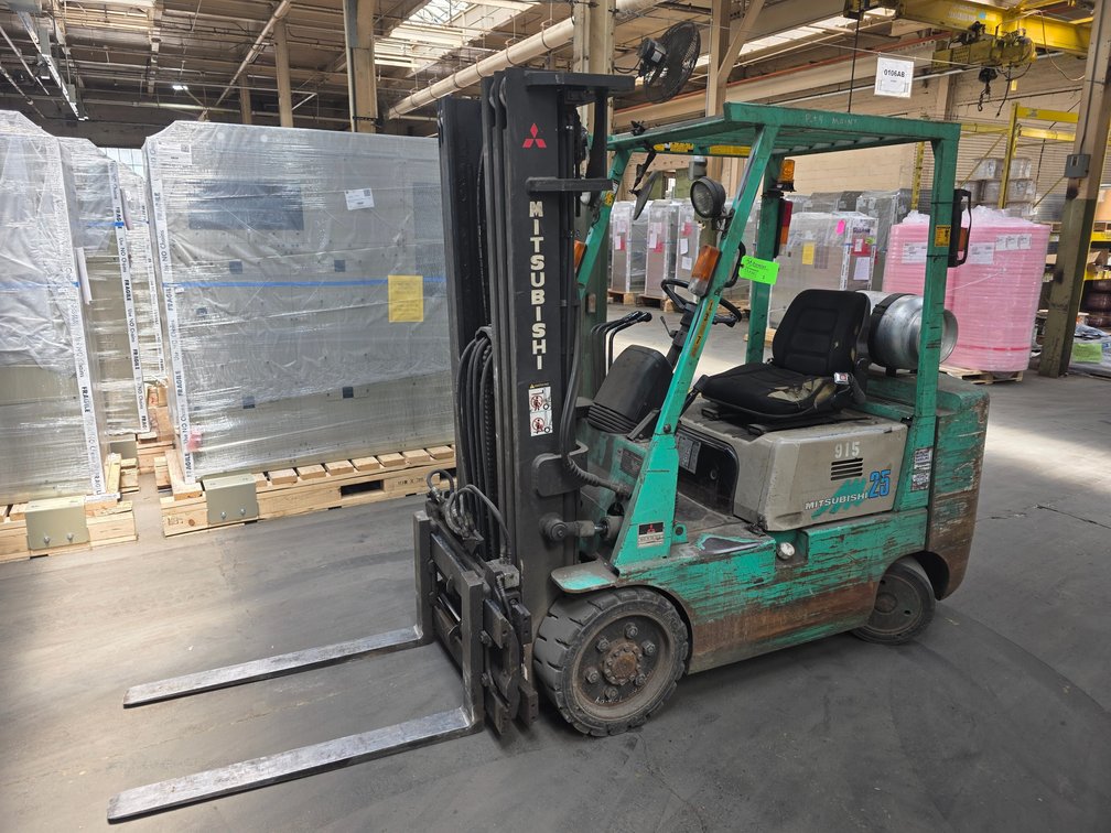 Mitsubishi FGC25, LP Powered Forklift.