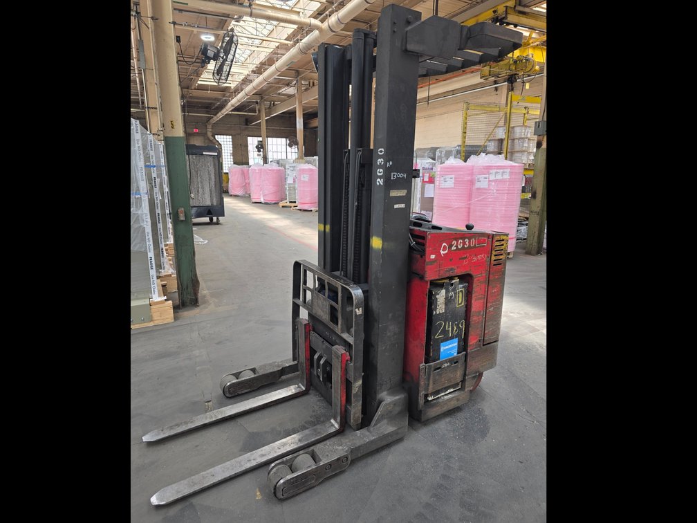 Raymond Model EASI, Battery Powered Stacker.