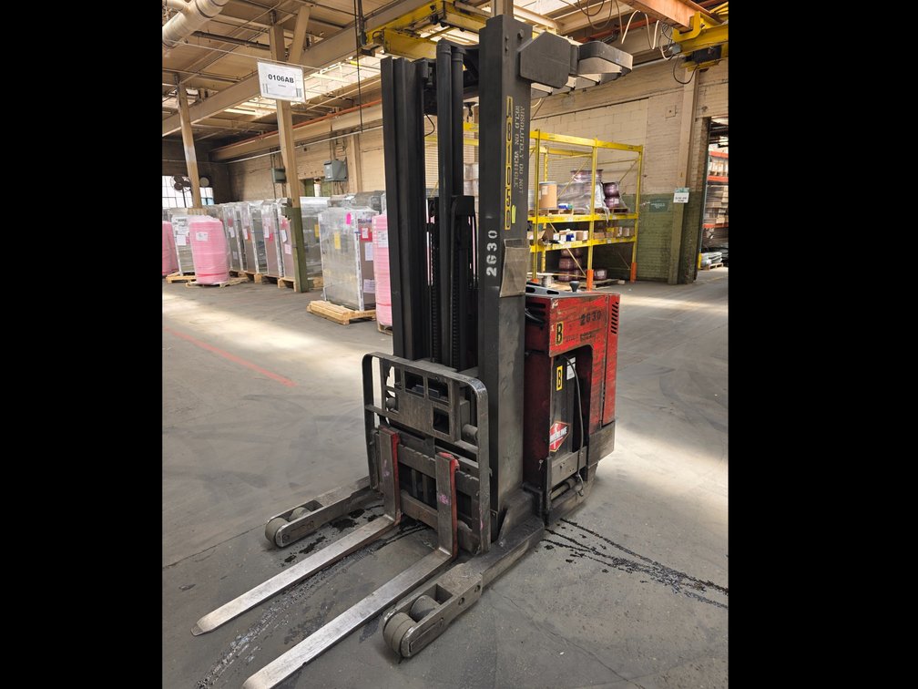 Raymond Model EASI, Battery Powered Stacker.