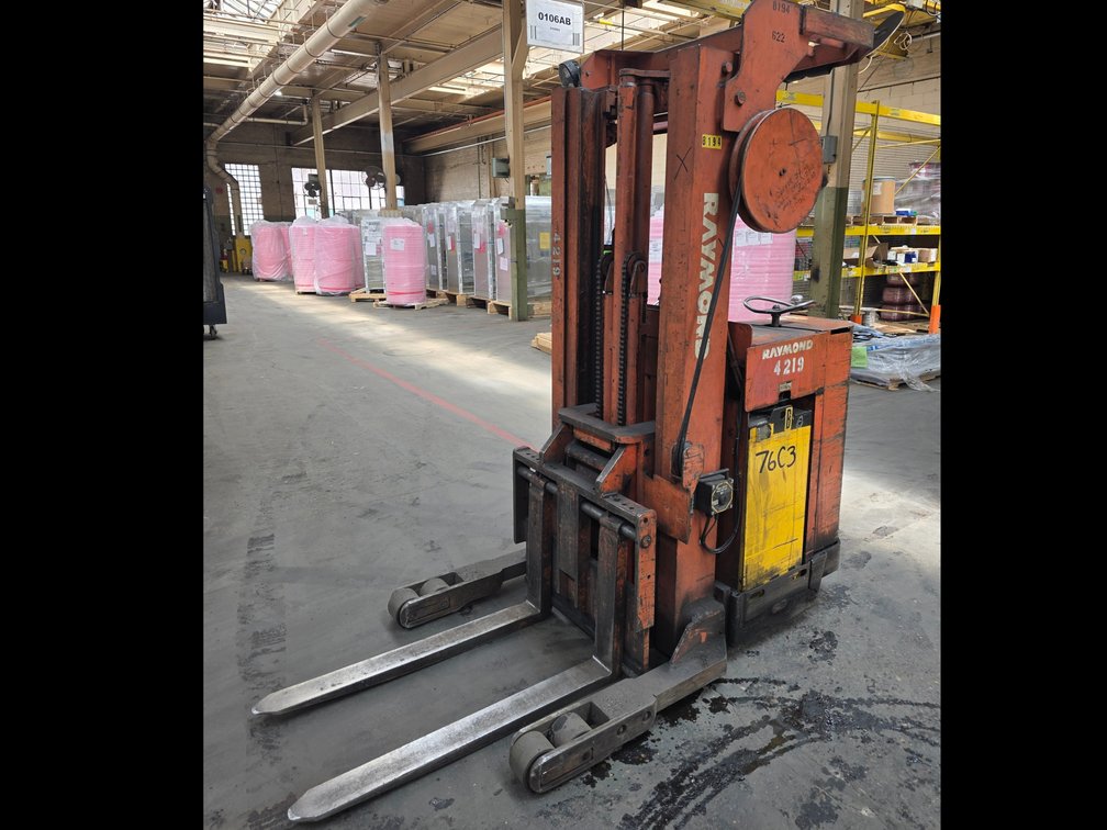 Raymond Model 20-R40TT Electric Stacker.