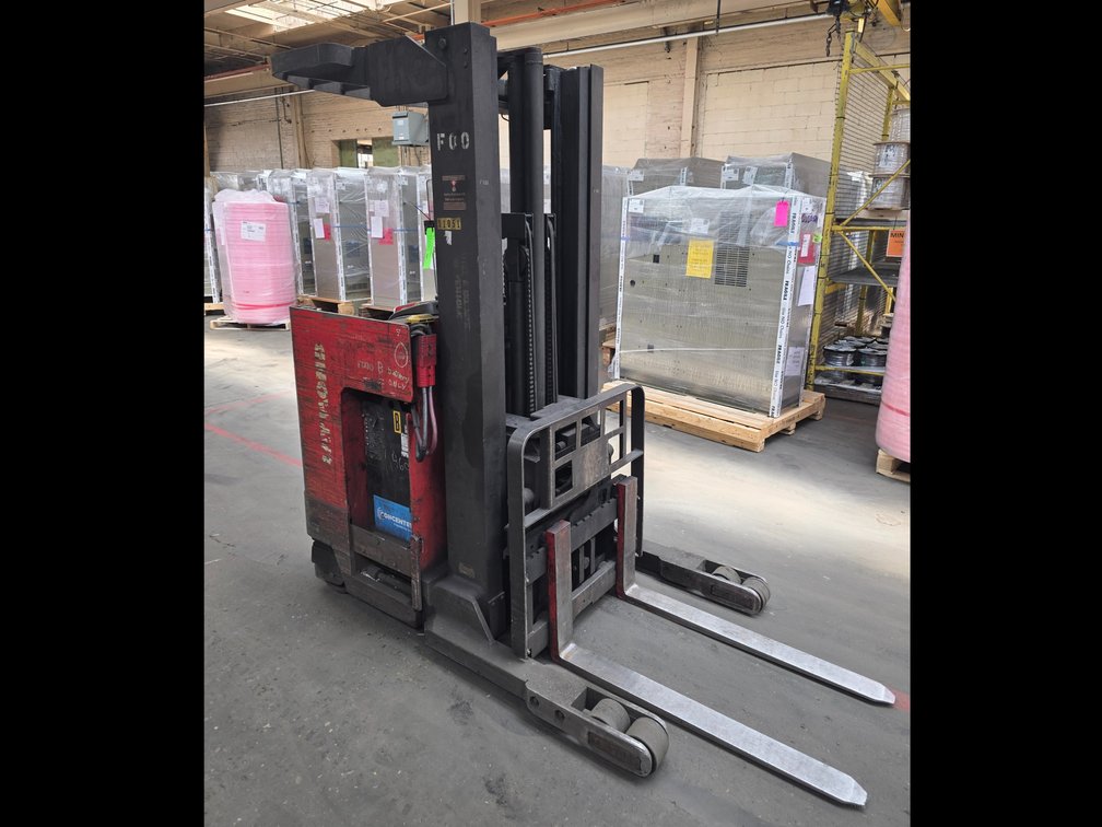 Raymond Model EASI, Battery Powered Stacker.