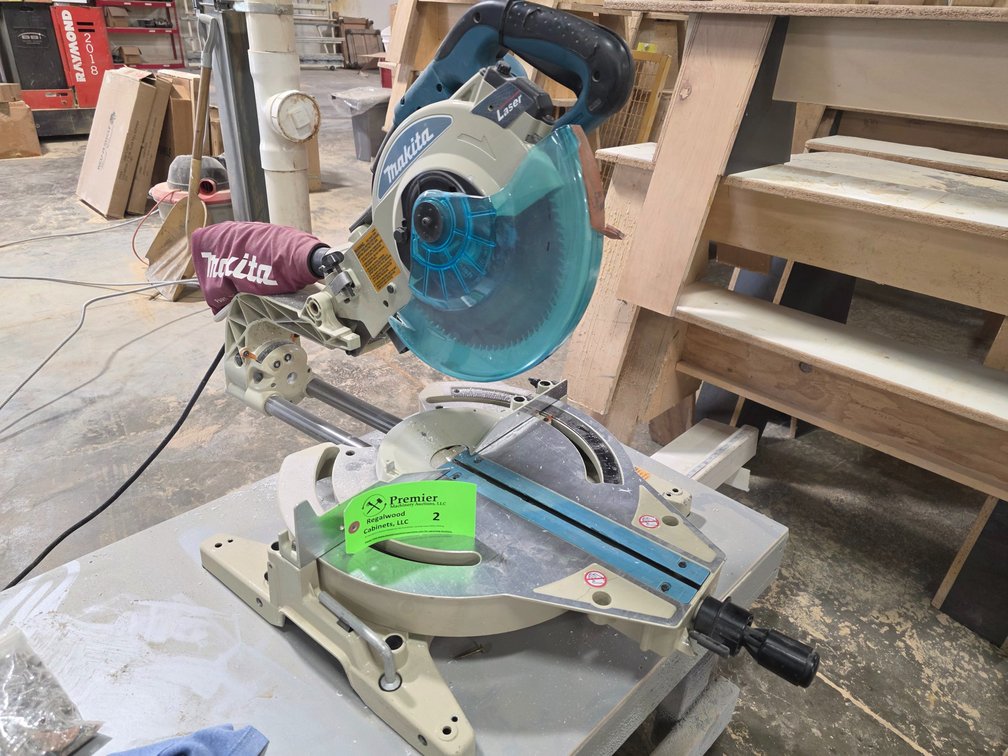 Makita Model LS1013L, 10" Compound Sliding Miter Saw. 