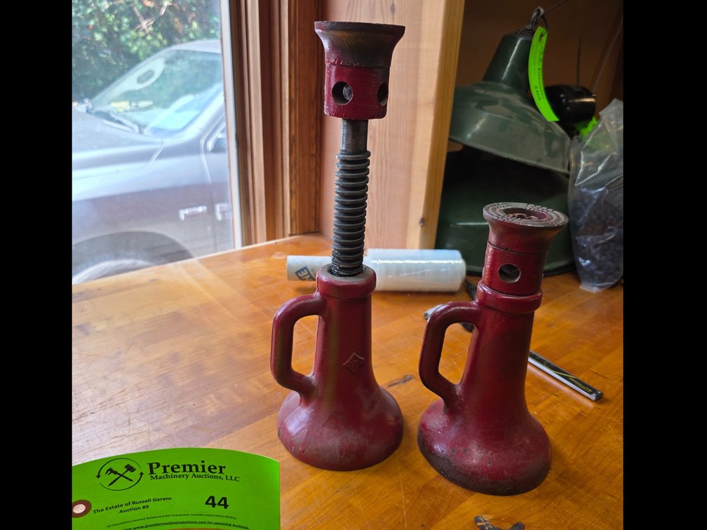 (2) Screw Jacks. 