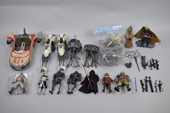 Star Wars: Land Speeders, Droids, & Figures