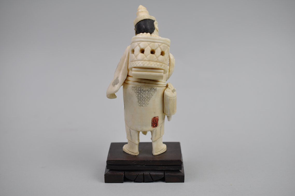 Okimono Japanese Carved Figure, Meiji Period, photo 9 of 17