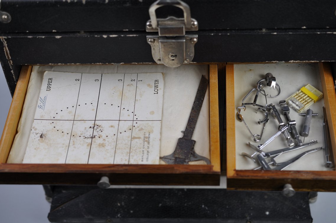 Model 18 Dentist Tool Case with Supplies, photo 17 of 20