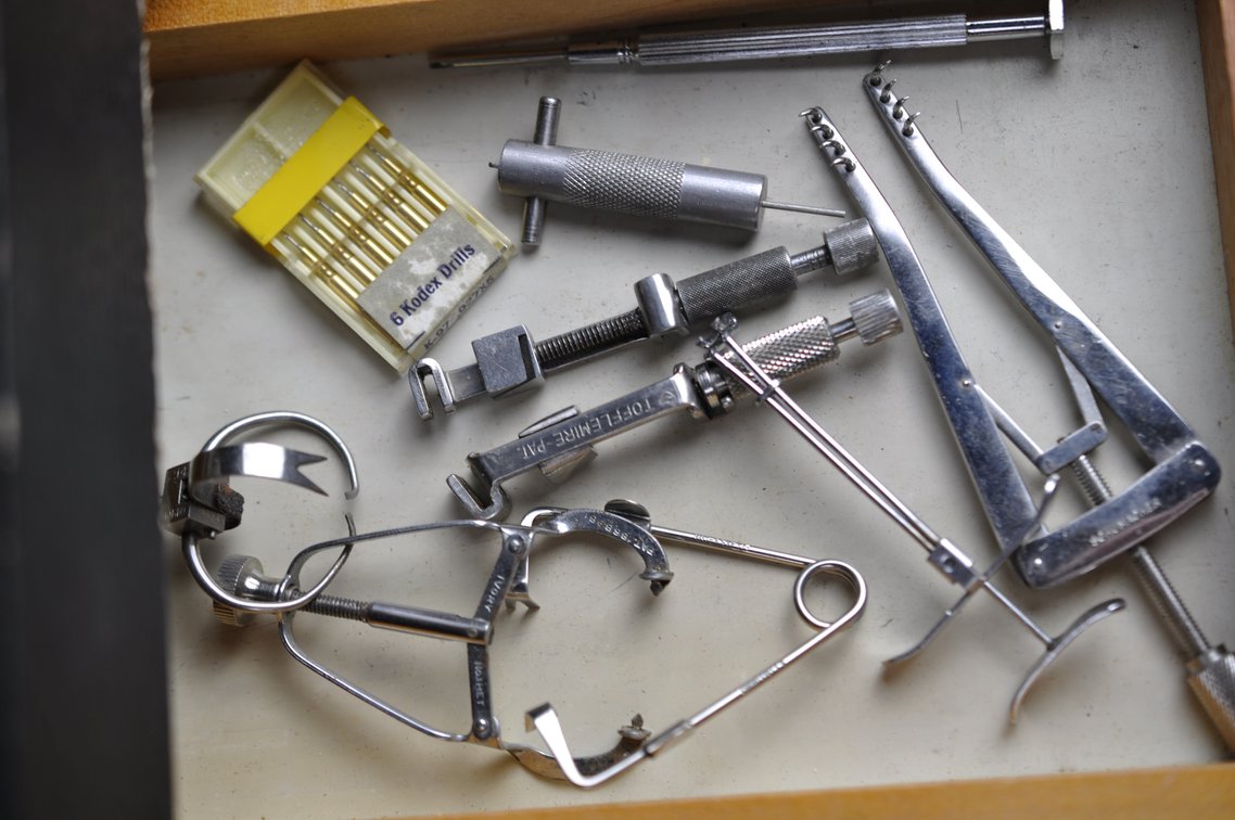 Model 18 Dentist Tool Case with Supplies, photo 18 of 20