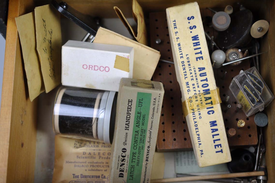 Model 18 Dentist Tool Case with Supplies, photo 13 of 20