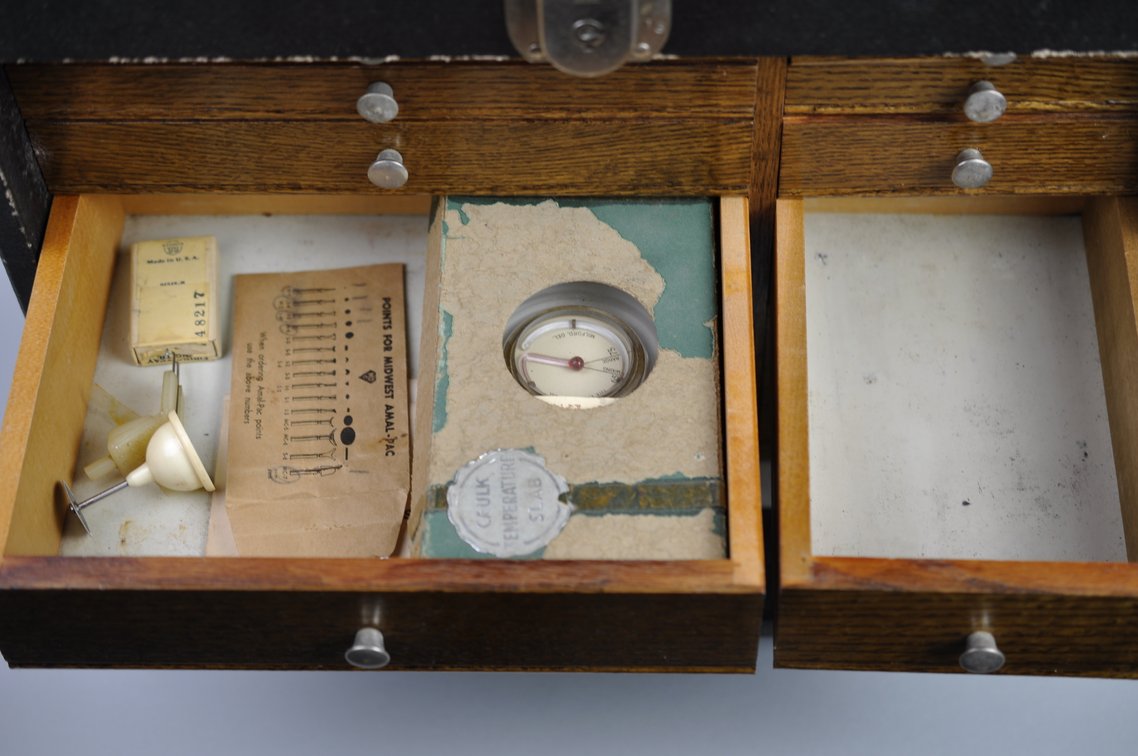 Model 18 Dentist Tool Case with Supplies, photo 14 of 20