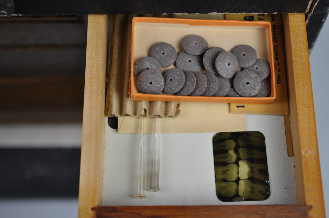 Model 18 Dentist Tool Case with Supplies, photo 20 of 20