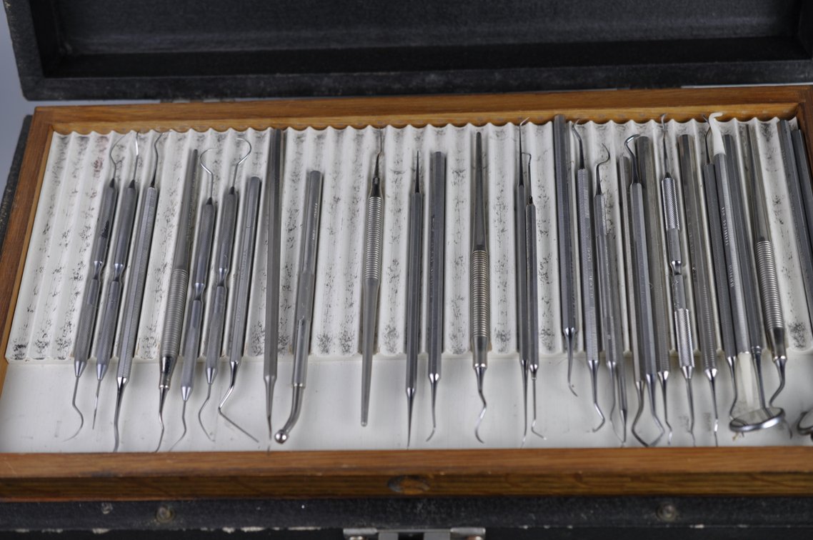 Model 18 Dentist Tool Case with Supplies, photo 11 of 20