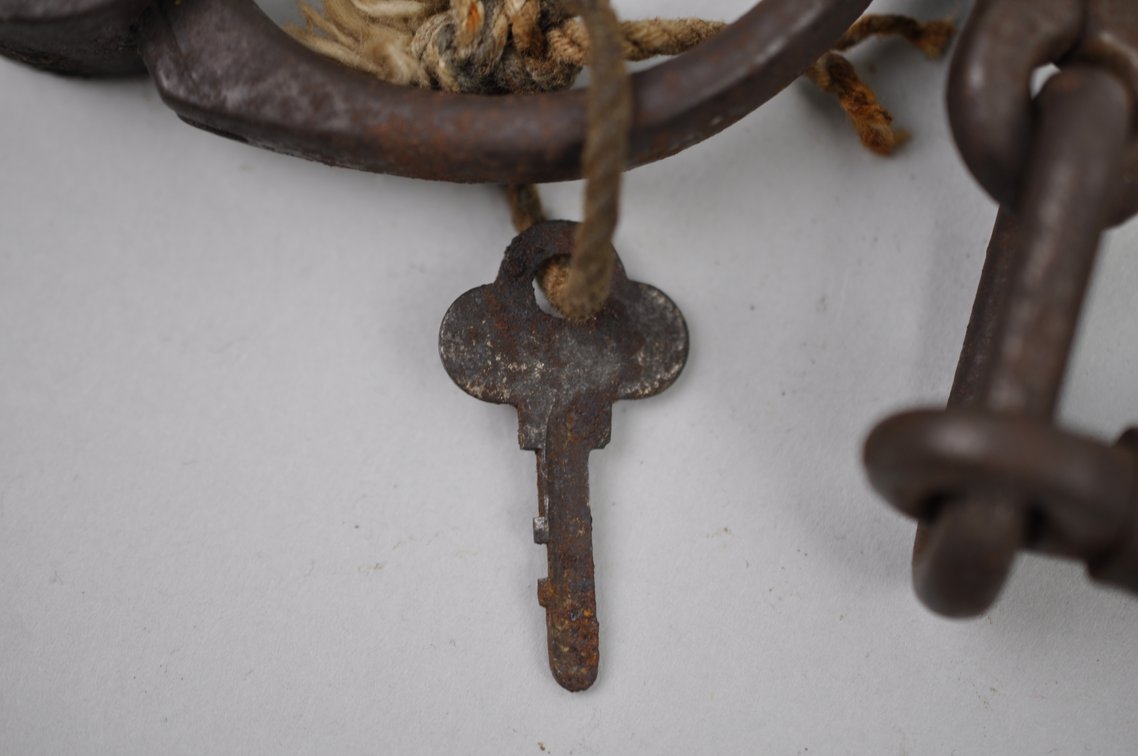 1899 Bean Cobb Handcuffs with Key, photo 3 of 9