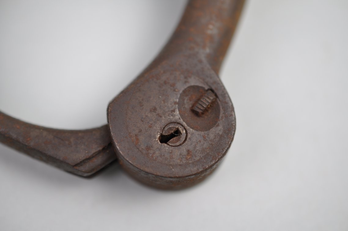 1899 Bean Cobb Handcuffs with Key, photo 7 of 9