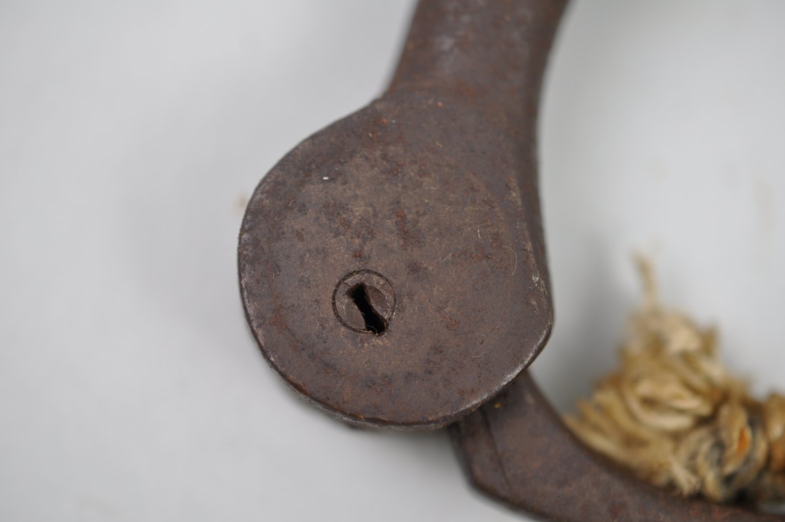 1899 Bean Cobb Handcuffs with Key, photo 2 of 9