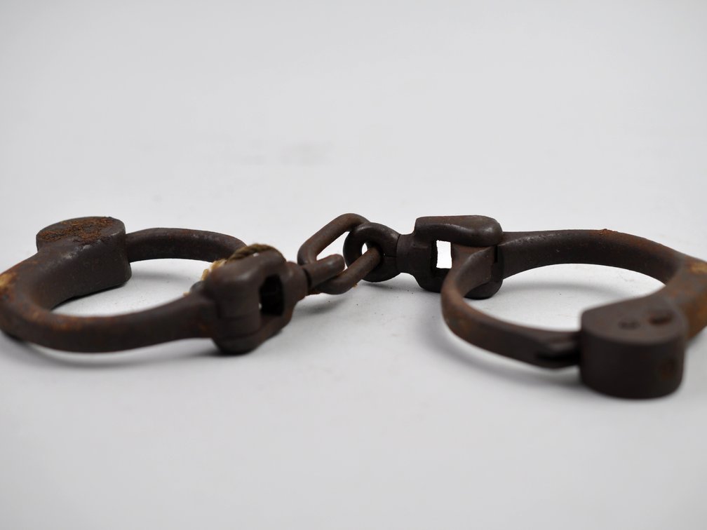 1899 Bean Cobb Handcuffs with Key, photo 9 of 9