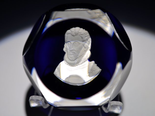 Cristal d'Albret  Columbus Sulphide Overlay Paperweight