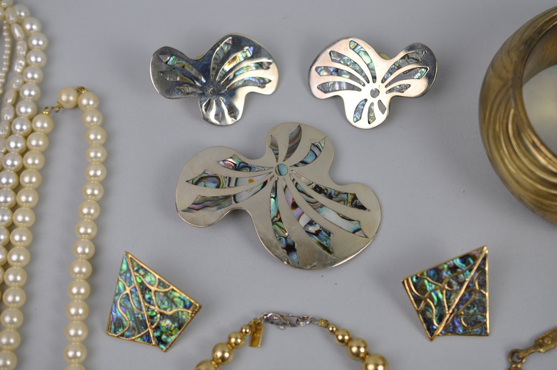 Costume Jewelry Gold Tone Cream