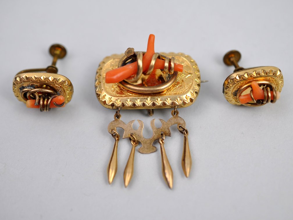 Gold Tone Coral Brooch Earrings